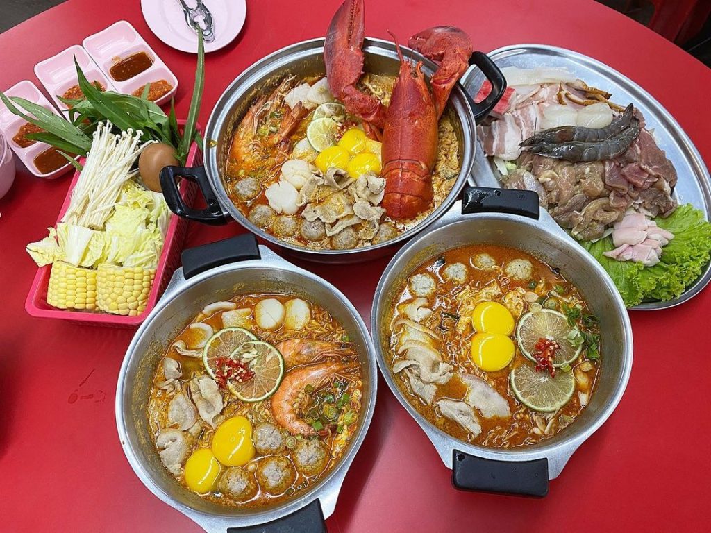 澎湃版泰式美食 Soi 81 Mookata泰国烧烤火锅 龙虾超大的豪华泰式妈妈面 店家豪送代金券 新加坡省钱皇后 皇后情报局